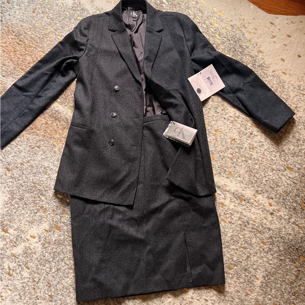 Anthrazit Calvin Klein ensemble,
100% wool, Size 10